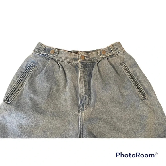 VINTAGE The Limited High Rise shorts with pleated detail in front. - Picture 2 of 9